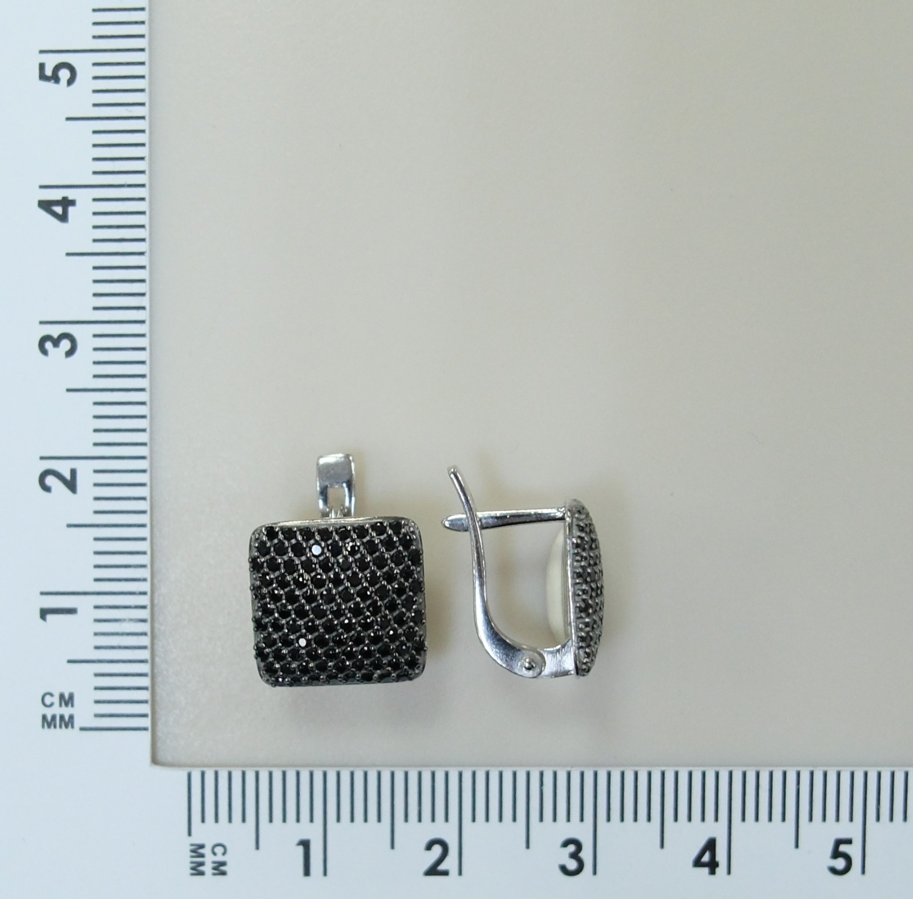 Серебряные серьги со шпинелью